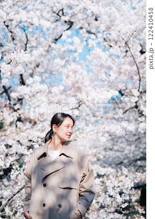 桜と若い女性 桜と若い女性 122410458
