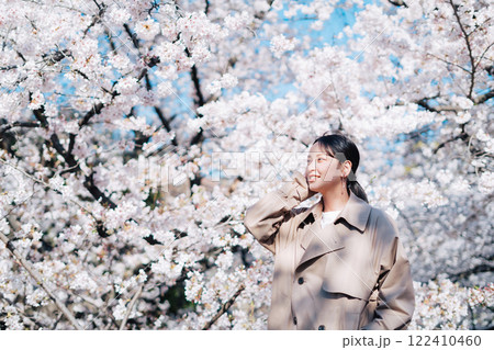 桜と若い女性 桜と若い女性 122410460