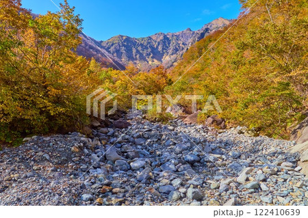 秋の群馬県利根郡みなかみ町のマチガ沢から谷川岳方面を見る 122410639