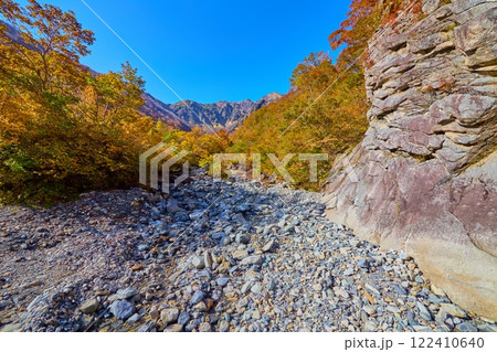 秋の群馬県利根郡みなかみ町のマチガ沢から谷川岳方面を見る 122410640