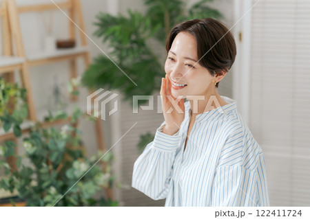 ミドル女性のビューティー ミドル女性のビューティー 122411724