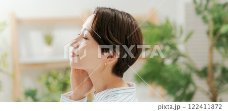 シャツを着た30代女性の美容 122411872