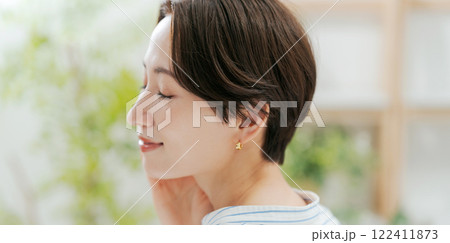 シャツを着た30代女性の美容 122411873