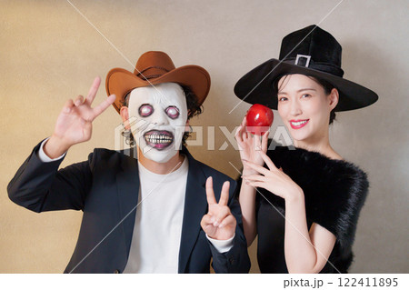 ハロウィンにコスプレをする男女 122411895