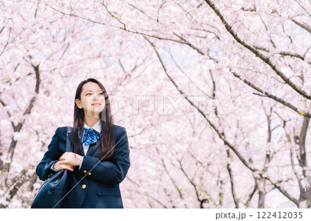 桜並木の下を歩く高校生 桜並木の下を歩く高校生 122412035