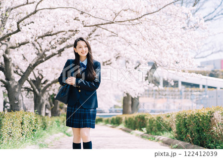 桜並木の通りを通学する高校生 桜並木の通りを通学する高校生 122412039