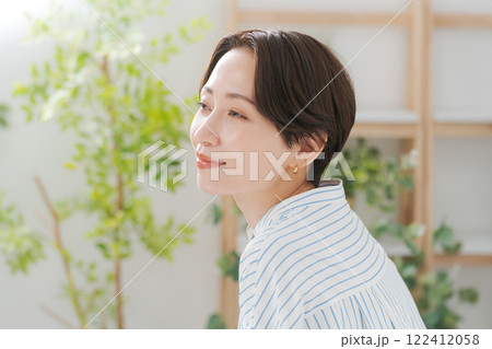 シャツを着た30代女性 122412058