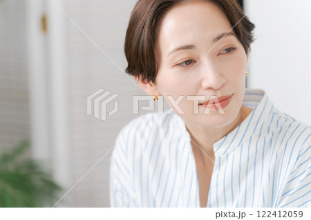 シャツを着た30代女性 シャツを着た30代女性 122412059