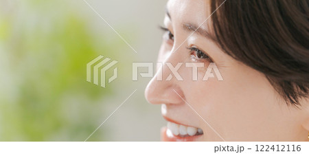 微笑む女性の目元（バナー） 122412116