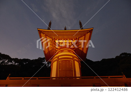 夜明け前の四国遍路二十三番札所 薬王寺 122412486