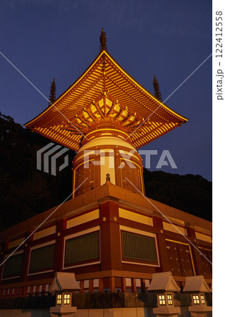 夜明け前の四国遍路二十三番札所 薬王寺 122412558