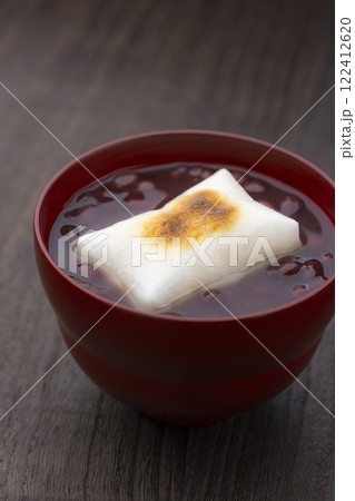 木目のテーブルに香ばしく焼かれたお餅入りのぜんざい 122412620
