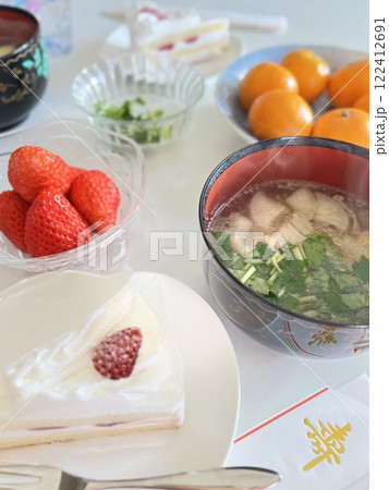 お正月　雑煮と景気よくケーキ 122412691