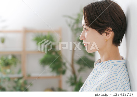 壁にもたれる30代女性 122412717