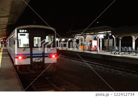 山陰本線の風景 夜の益田駅(キハ120系) 山陰本線の風景 夜の益田駅(キハ120系) 122412734