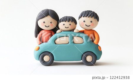 粘土細工風の可愛い自動車と笑顔の3人家族の3Dイラスト 122412938