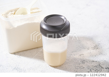 ボトルに入ったプロテイン飲料 122412942