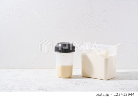 ボトルに入ったプロテイン飲料 122412944