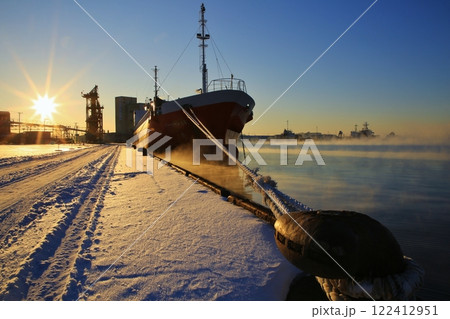 朝日と貨物船 122412951