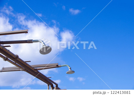 プールのシャワーと青空 122413081