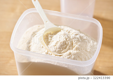 容器に入ったプロテイン粉末 容器に入ったプロテイン粉末 122413390