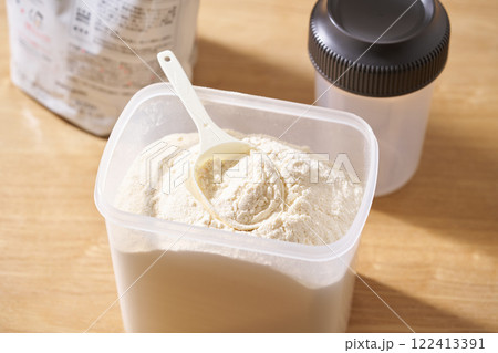 容器に入ったプロテイン粉末 容器に入ったプロテイン粉末 122413391