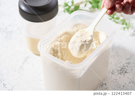 容器に入ったプロテイン粉末 122413407