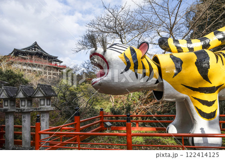 信貴山朝護孫子寺 大寅と本堂 信貴山朝護孫子寺 大寅と本堂 122414125