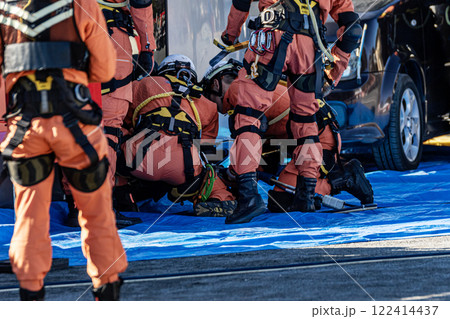 出初式の消防訓練で事故で横転した自動車のルーフを油圧カッターで切断する救助訓練を行うレスキュー隊員 122414437