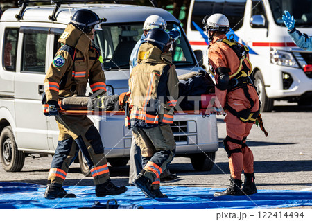 出初式の消防訓練で消防隊員により救助された怪我人をストレッチャーで搬送する救急隊員 出初式の消防訓練で消防隊員により救助された怪我人をストレッチャーで搬送する救急隊員 122414494