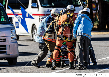 出初式の消防訓練で消防隊員により救助された怪我人をストレッチャーで搬送する救急隊員 出初式の消防訓練で消防隊員により救助された怪我人をストレッチャーで搬送する救急隊員 122414497