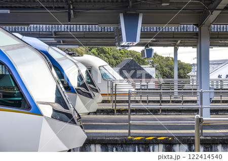 賢島駅に停車中の「しまかぜ」と「アーバンライナー」 賢島駅に停車中の「しまかぜ」と「アーバンライナー」 122414540
