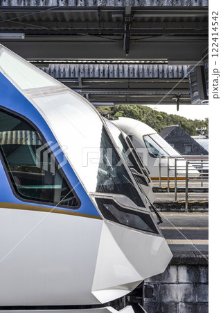 賢島駅に停車中の「しまかぜ」と「アーバンライナー」 賢島駅に停車中の「しまかぜ」と「アーバンライナー」 122414542