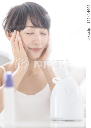 美顔スチーマーでスチームクレンジングするミドル女性 122414603