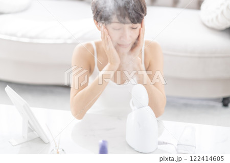 美顔スチーマーでスチームクレンジングするミドル女性 122414605