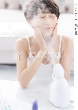 美顔スチーマーでスチームクレンジングするミドル女性 122414606