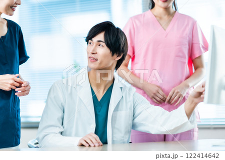 モニターに映るカルテを確認するドクター 122414642