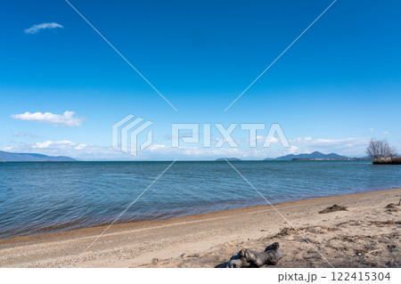 守山市の第一なぎさ公園付近の湖畔から見る冬の琵琶湖の情景 守山市の第一なぎさ公園付近の湖畔から見る冬の琵琶湖の情景 122415304