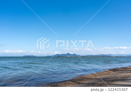 守山市の第一なぎさ公園付近の湖畔から見る冬の琵琶湖の情景 守山市の第一なぎさ公園付近の湖畔から見る冬の琵琶湖の情景 122415307