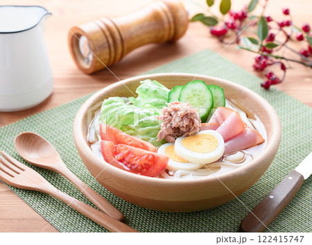 木の器に盛り付けた サラダうどん 122415747