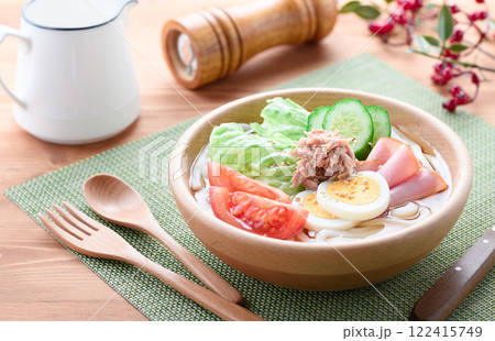 木の器に盛り付けた サラダうどん 木の器に盛り付けた サラダうどん 122415749