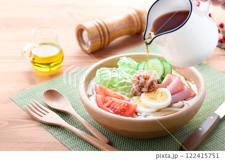 木の器に盛り付けた サラダうどん 木の器に盛り付けた サラダうどん 122415751