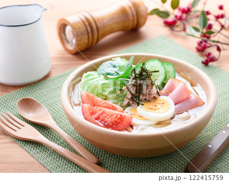 木の器に盛り付けた サラダうどん 木の器に盛り付けた サラダうどん 122415759