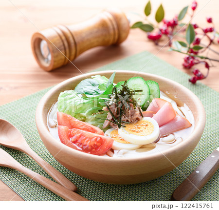 木の器に盛り付けた サラダうどん 122415761