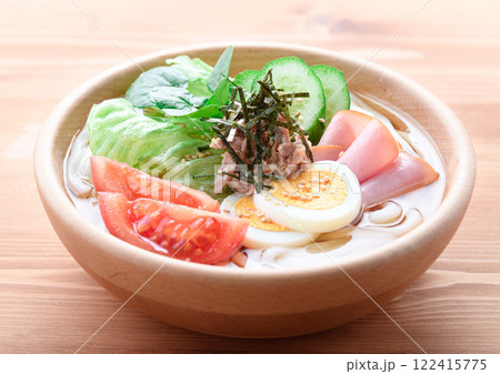 木の器に盛り付けた サラダうどん 木の器に盛り付けた サラダうどん 122415775