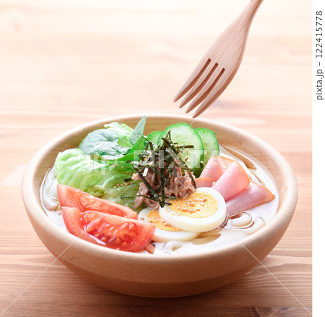 木の器に盛り付けた サラダうどん 木の器に盛り付けた サラダうどん 122415778