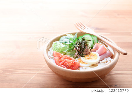 木の器に盛り付けた サラダうどん 木の器に盛り付けた サラダうどん 122415779