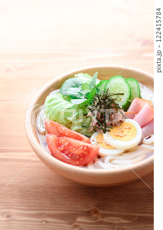 木の器に盛り付けた サラダうどん 木の器に盛り付けた サラダうどん 122415784