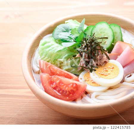 木の器に盛り付けた サラダうどん 122415785