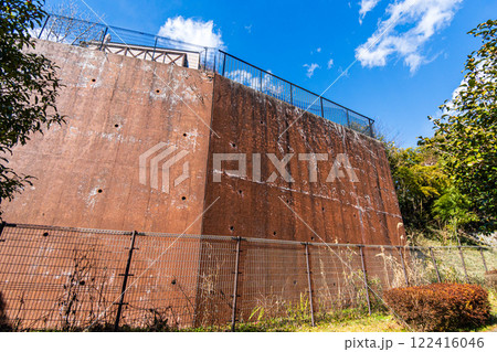 大きな赤い擁壁の家 122416046